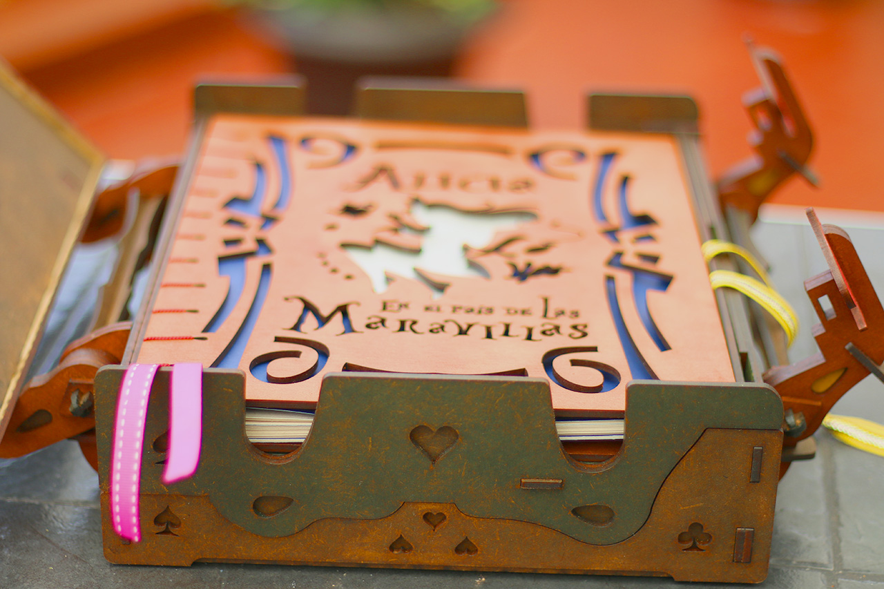 Caja Libro Alicia en el País de las Maravillas