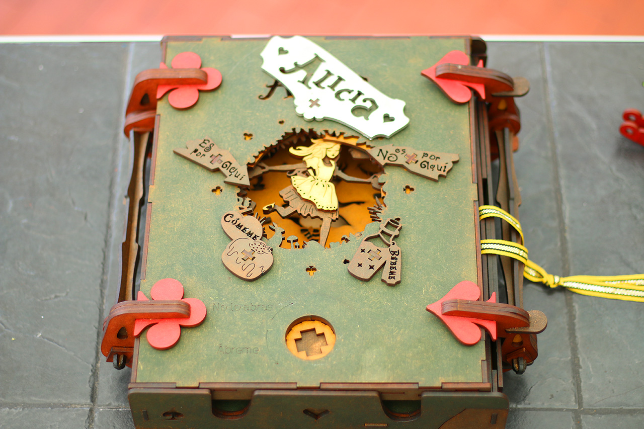 Caja Libro Alicia en el País de las Maravillas