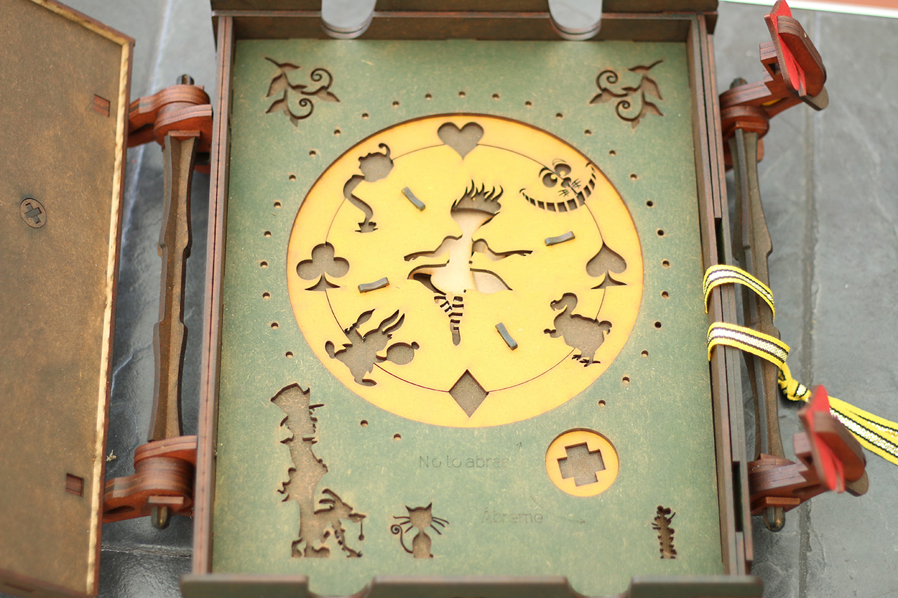 Caja Libro Alicia en el País de las Maravillas