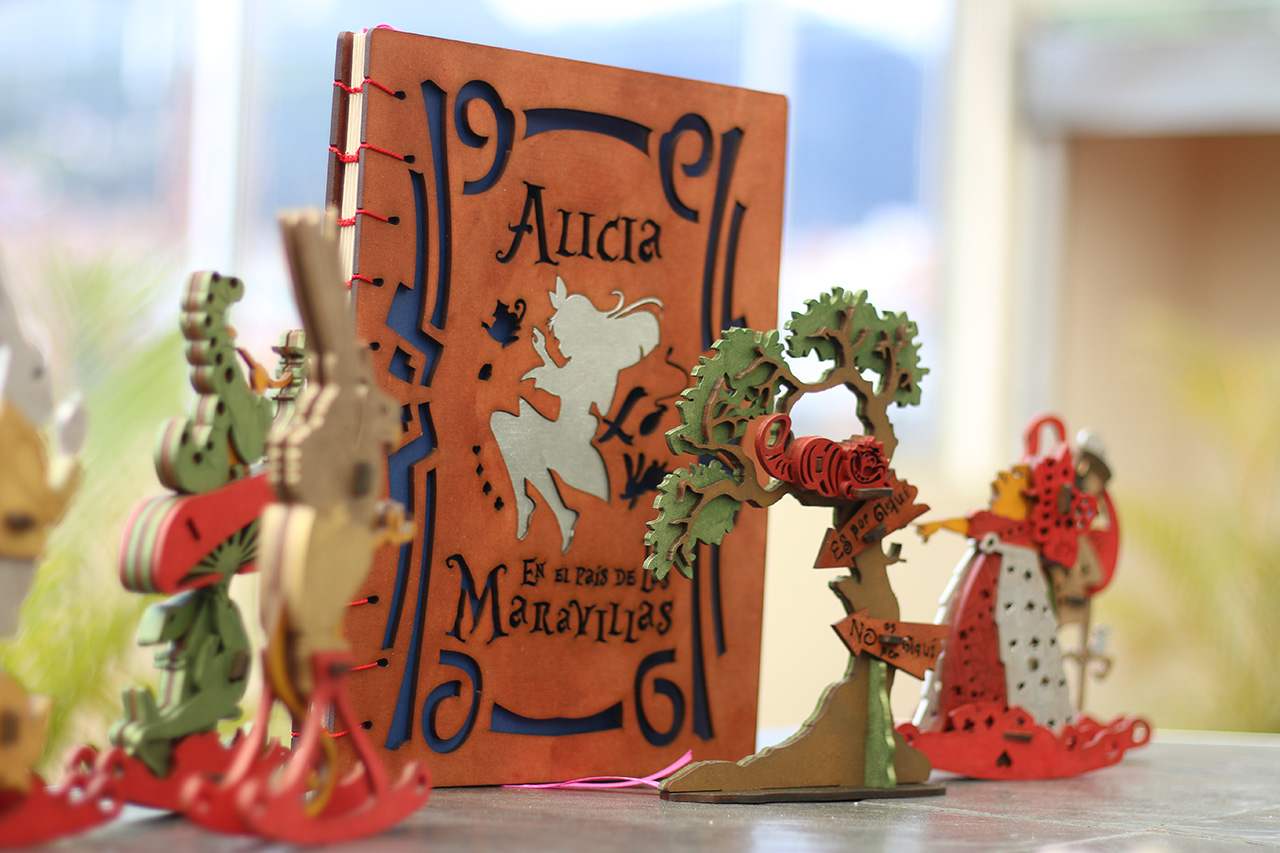 Caja Libro Alicia en el País de las Maravillas