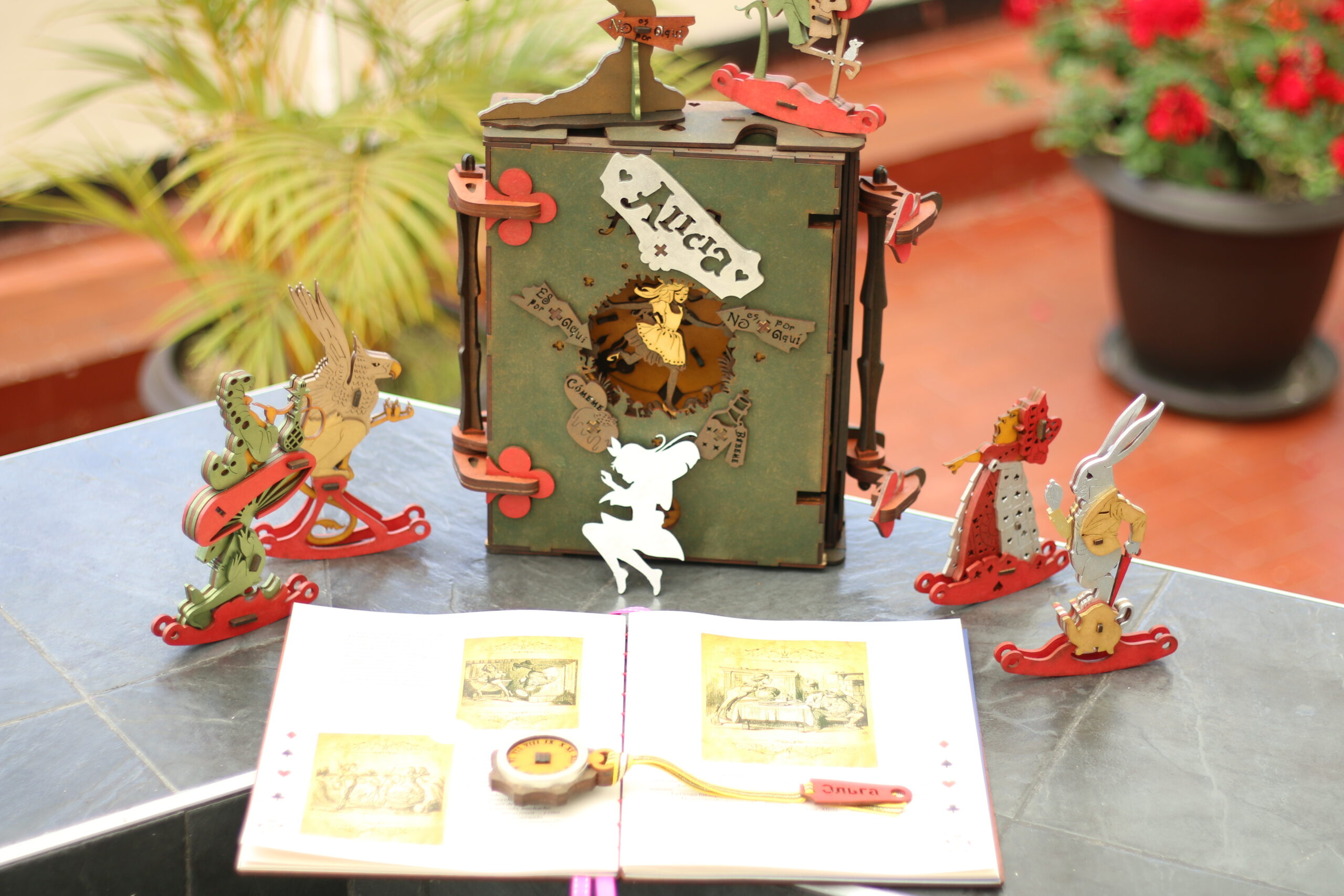 Caja Libro Alicia en el País de las Maravillas