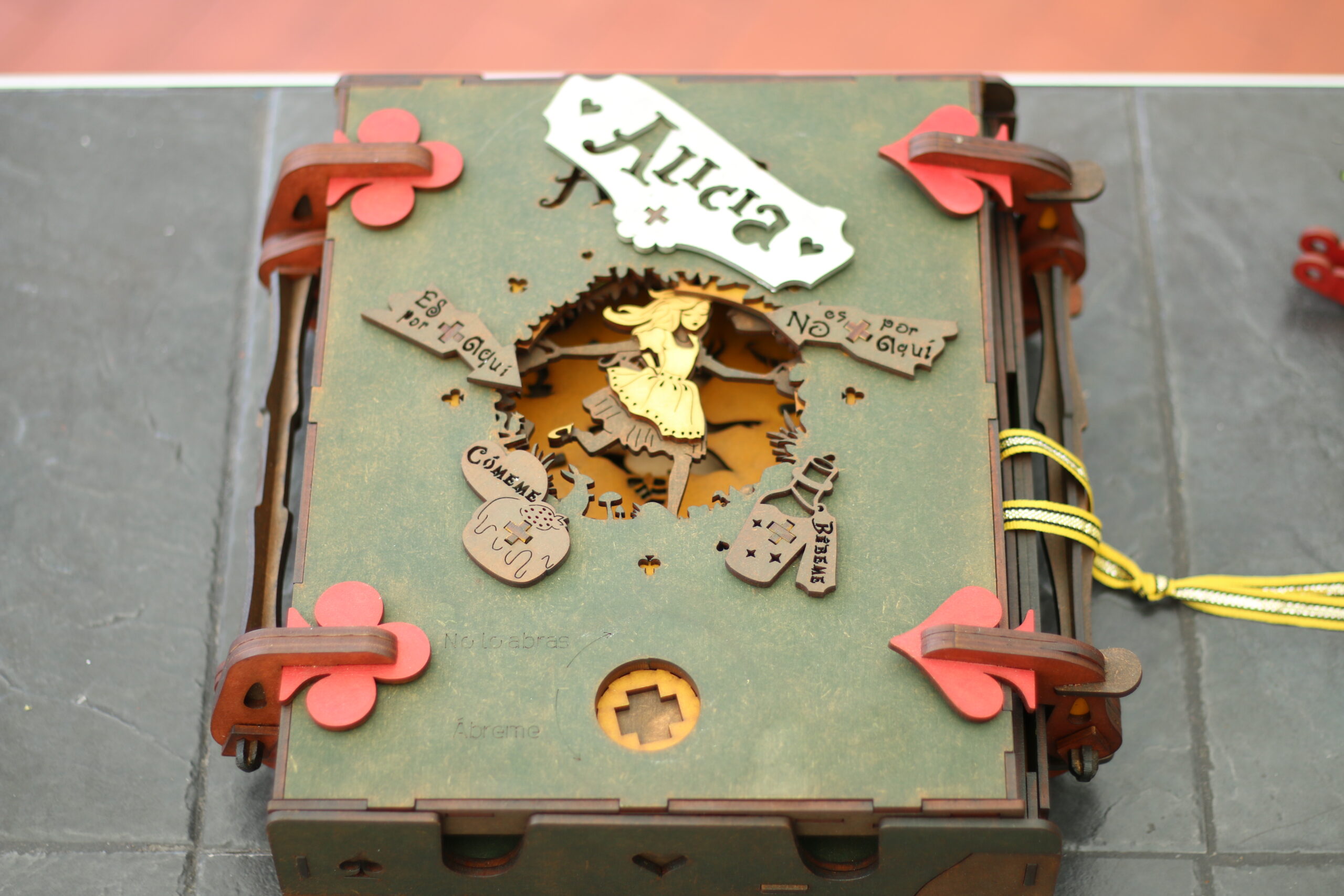 Caja Libro Alicia en el País de las Maravillas